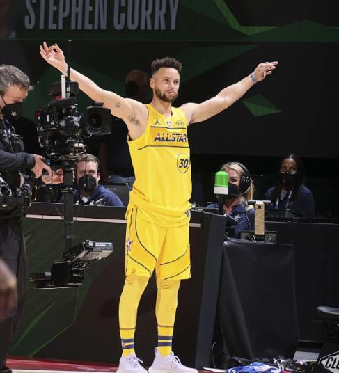 破案了，领奖后，字母哥为何特意把奖杯给约基奇？约老师没白告状