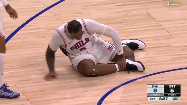 悲剧重演？76 人庄神 90 度崴脚，早早伤退离场