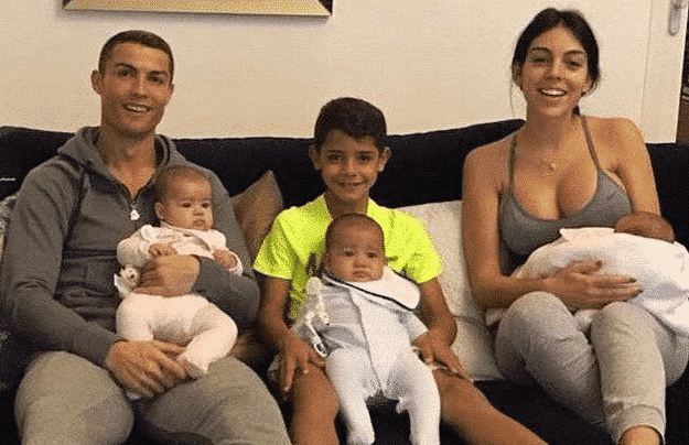 为抢球衣，纽卡两球员动手，送出球衣的C罗需要支付曼联费用吗？