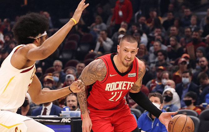 火箭连遭噩耗，35分惨案！主帅输液退赛，近4战3负远离附加赛