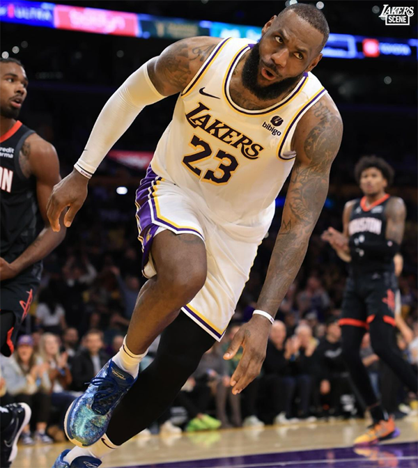 詹皇16+7连刷历史第一：与火箭主帅争吵双双吃T 360度疯狂一球引热议