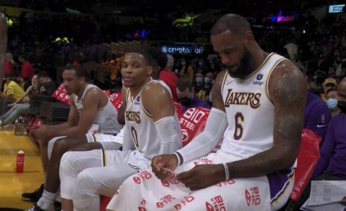 争议！水货状元炮轰詹皇看数据统计表，直言：科比绝不会这样