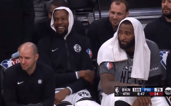 篮网大胜众生相！杜兰特西蒙斯大笑庆祝，哈登沮丧离场未拥抱前队友