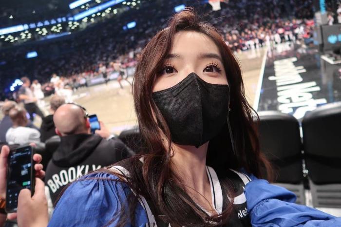 纳什被驱逐原因曝光，现场抢镜华人美女是谁？有啥来历？