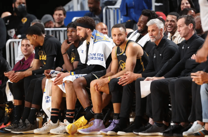 勇士遭重创！科尔感染新冠触发防疫协议，勇士助教顶替他执教G4