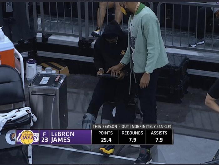 詹皇坐角落和浓眉沟通战术，右脚穿保护靴，伤后首次现身不愧真领袖