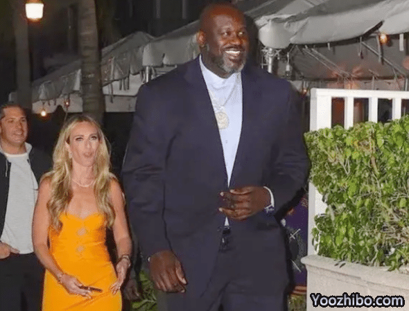 奥尼尔携女友现身街头：鲨鱼身材严重走样，身旁女友显得小鸟依人