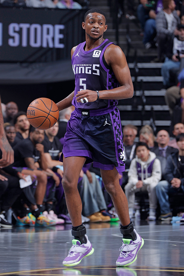 福克斯60分闪耀赛场，成就队史首人壮举，即便加时惜败，拥抱诠释竞技魅力