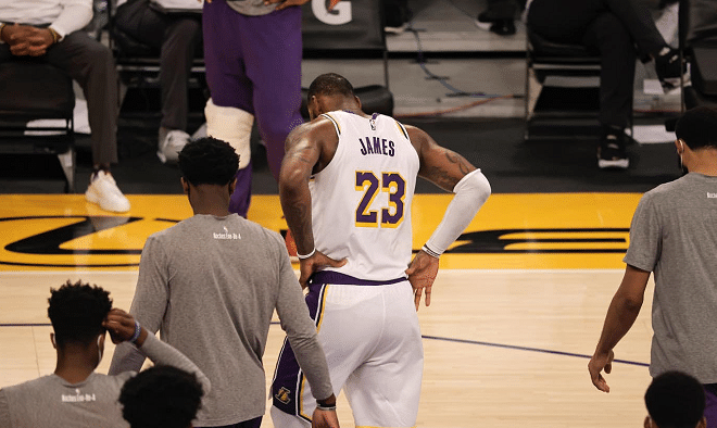 詹姆斯复出时间表！母亲说出最稳妥方案，联手浓眉庄神全力卫冕