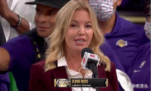 官宣结婚，放弃年轻力壮库兹马，湖人美女老板为何嫁给53岁演员？