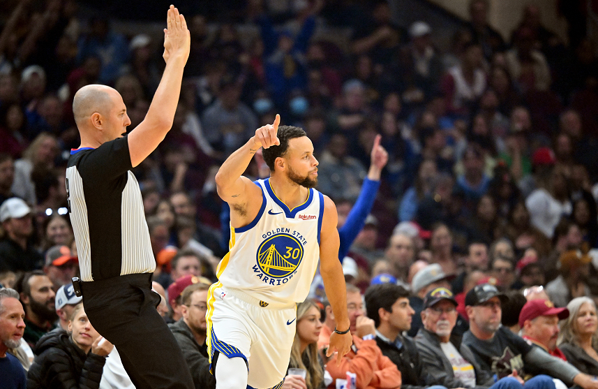 勇士5连胜遭终结！库里28+7记三分仍提前投降 格林惨遭踢裆痛苦倒地