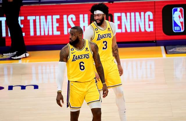 湖人连收4大利好！1.2亿榜眼复出，更衣室欢声笑语，2强敌遭打击