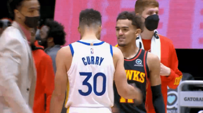 输球后，库里拥抱特雷杨忍不住大笑，离场时送签名球衣，勇士：满满的爱