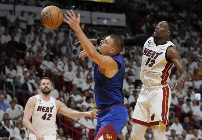 约基奇32+21+10刷爆历史第一纪录 打爆热火统治G3+离夺冠仅差2胜