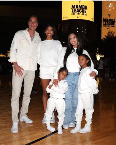 首届曼巴邀请赛！瓦妮莎+科比前队友出席 保罗与科比女儿开心玩游戏