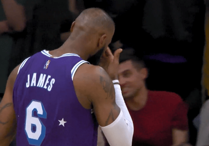 详解湖人最后1攻！詹皇绝平投出三不沾，拥抱对手后沮丧离场