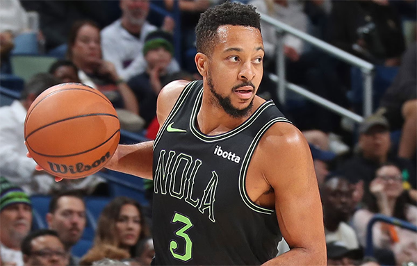 麦科勒姆确诊右肺轻微萎陷：吐槽美媒捂心口照 2年前曾遭同样病情