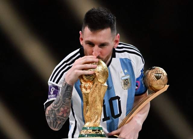 世界杯3冠王凯旋！梅西手捧金杯笑开花，20万人狂热接机交通瘫痪