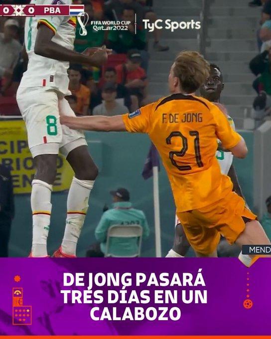 攻鸡型中场！德容回首掏抓档，对手倒地被担架抬下