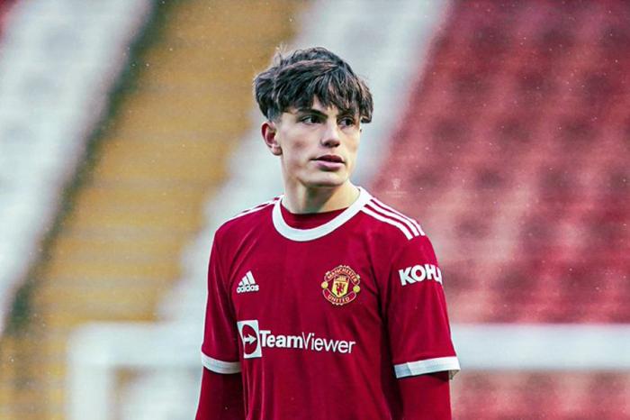 曼联新C罗飞赴阿根廷，正式成为梅西队友！临行前助攻令曼联大胜