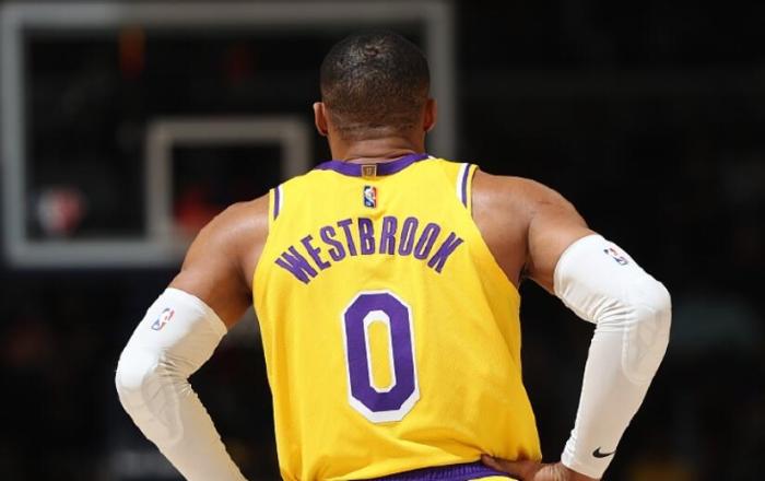 扎心！身前5米没人防，队友硬是不传，对不起，你已不是巨星