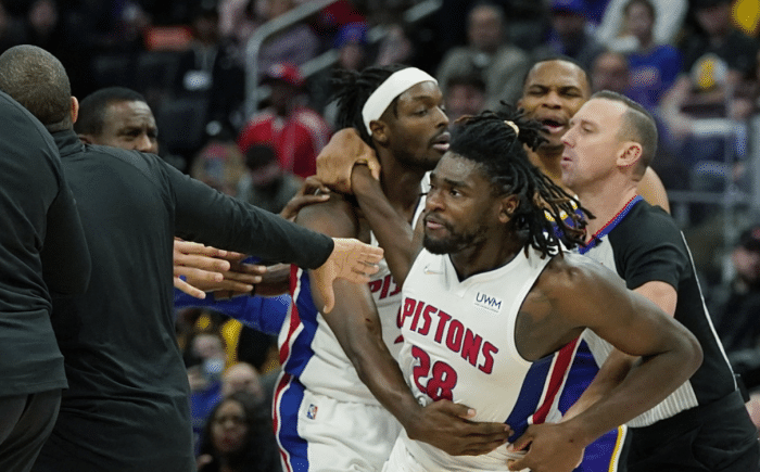 NBA潜规则？阿里纳斯：永远别与詹姆斯或KD起冲突，否则你该被交易了！