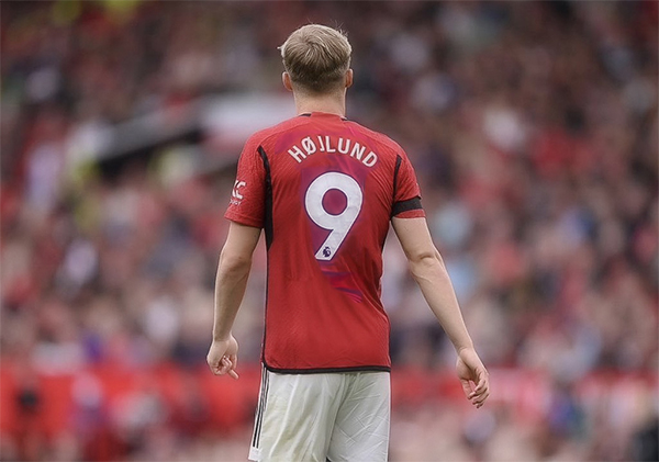 霍伊伦德曼联新征程：9号球衣助力腾飞！