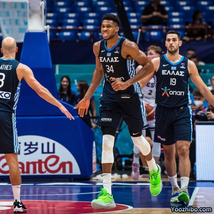 5连胜小组第一！字母哥扭伤脚踝一瘸一拐离场 场均29.5分太狠