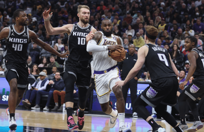 詹姆斯37+8连刷纪录：面部被打罕见吃T 摔倒后众队友赶紧来扶