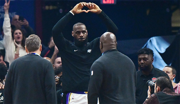 拯救拉塞尔！詹姆斯绝境爆发，抢断连得4分，拒绝老东家逆转