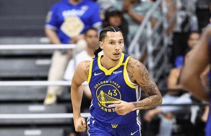 沃特斯绝杀快船，库里率勇士众将激情庆祝胜利