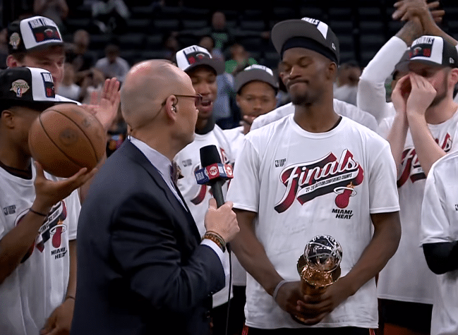 东部冠军合影出炉！巴特勒C位抱MVP奖杯 险胜马丁首夺东决MVP