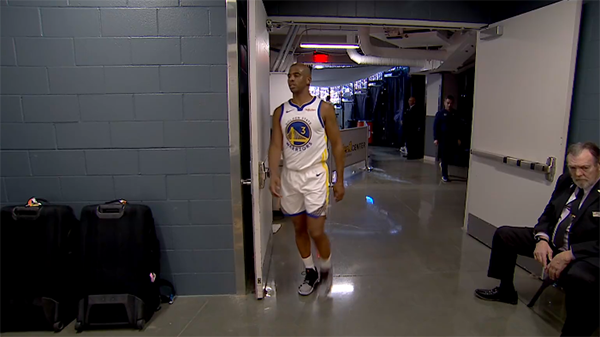 勇士连遭重创！保罗和小佩顿都因伤退赛 格林面部遭肘击后抱怨吃T