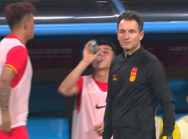 为何难赢马来西亚？艾克森冲刺逼抢时，谁注意队友反应，球迷怒骂