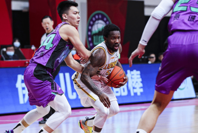 尴尬！CBA超级外援9中3末节遭弃用，菜鸟教头全华班险造大逆转