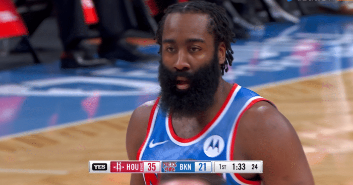 篮网官宣！哈登伤退，仅打27分钟便因伤退赛，伤后坐场边表情忧伤