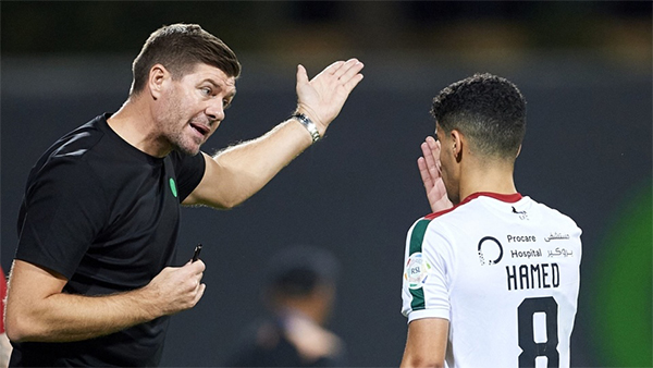 拿世界第4高薪！43岁杰拉德带队9场0胜，仍不会下课：老板是他铁粉