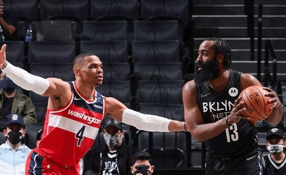 太暖了！哈登赛后主动拥抱韦少，场上“隐蔽”勾手指+驻足长谈