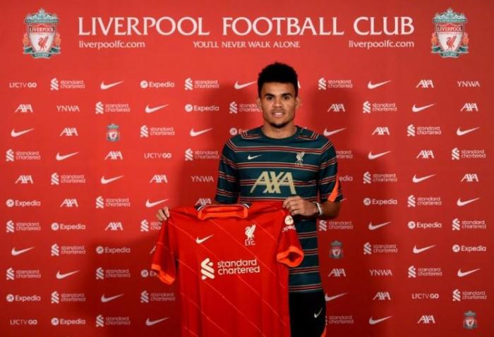 利物浦官方晒新援迪亚斯亮相图片，身披23号球衣