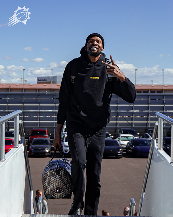 太阳奔赴达拉斯：杜兰特开怀布克冷峻，三巨头领衔冲击七连胜之旅