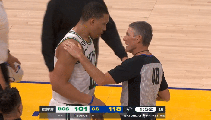 绿军输球悍将沮丧：一拳把球击飞到观众席 吃T遭驱逐或被追加罚款