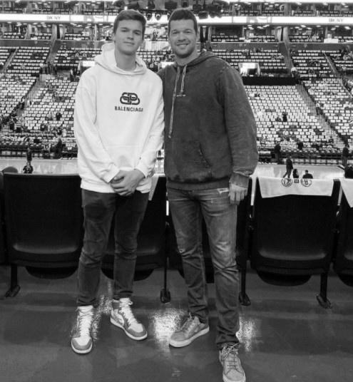 英媒：巴拉克之子因车祸去世，年仅18岁