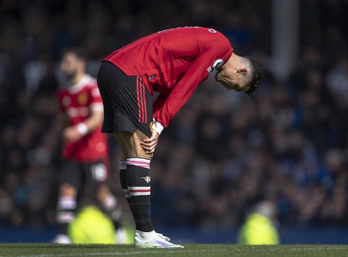 C罗又失态了！直接怒摔球迷手机，豪门决定彻查