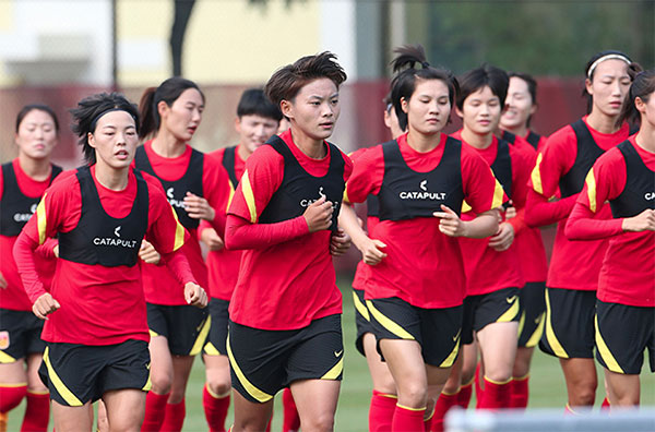 女足最新动态！落地后获迎接，球员挤笑容，水庆霞决定：取消训练