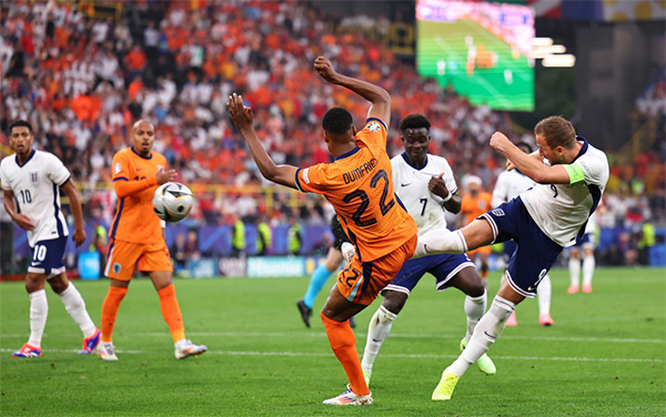 英格兰欧洲杯半决赛点球存疑 裁判茨瓦耶遭质疑