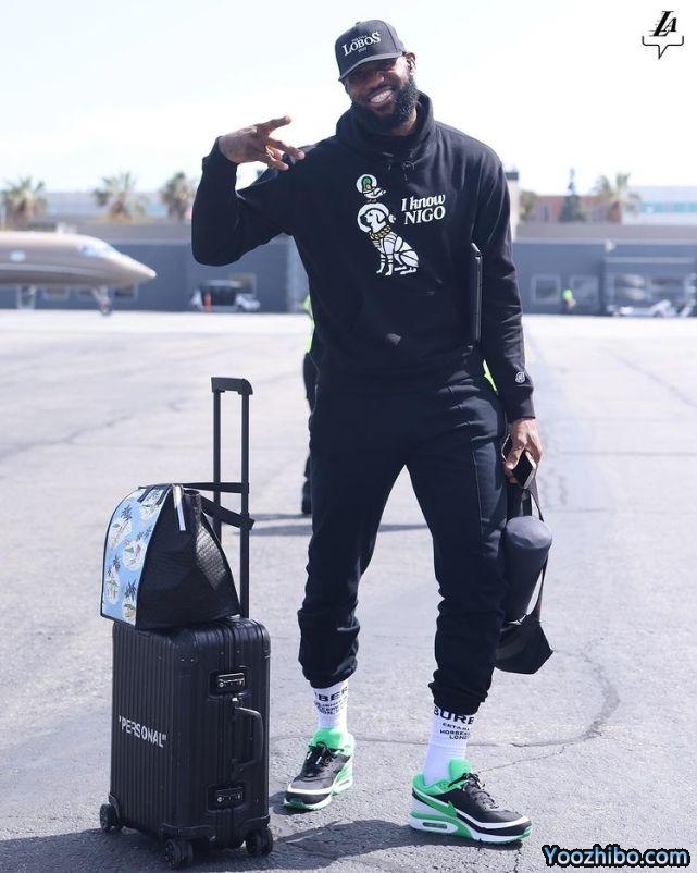 湖人或明天无缘附加赛！三巨头登机大笑 美媒：本场获胜概率11%