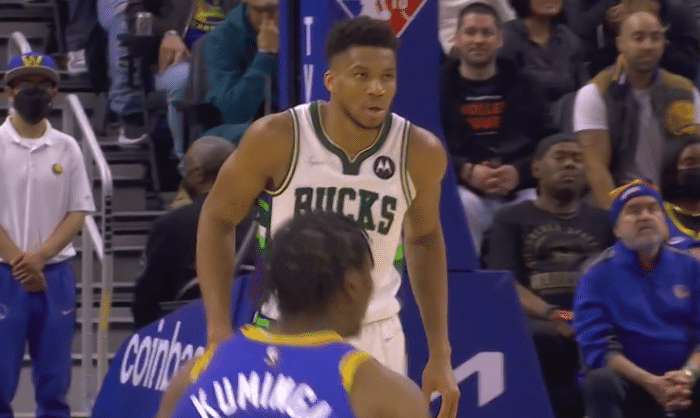 勇士大胜雄鹿！克莱迎爆发，美女主播太抢镜，性感与可爱并存