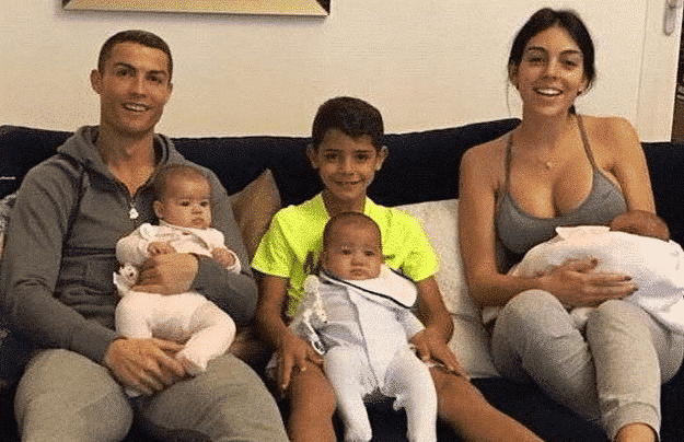 又吃牌，脱衣庆祝吃牌罚款，为何C罗还喜欢这样做？两因素成关键