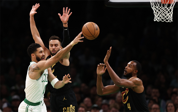 绿军24分大败！塔图姆布朗面色难看，大批球迷提早 5 分钟黯然退场