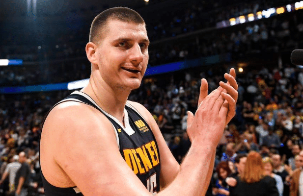 就在今天！约基奇追平两大内线传奇，NBA75年最全能中锋